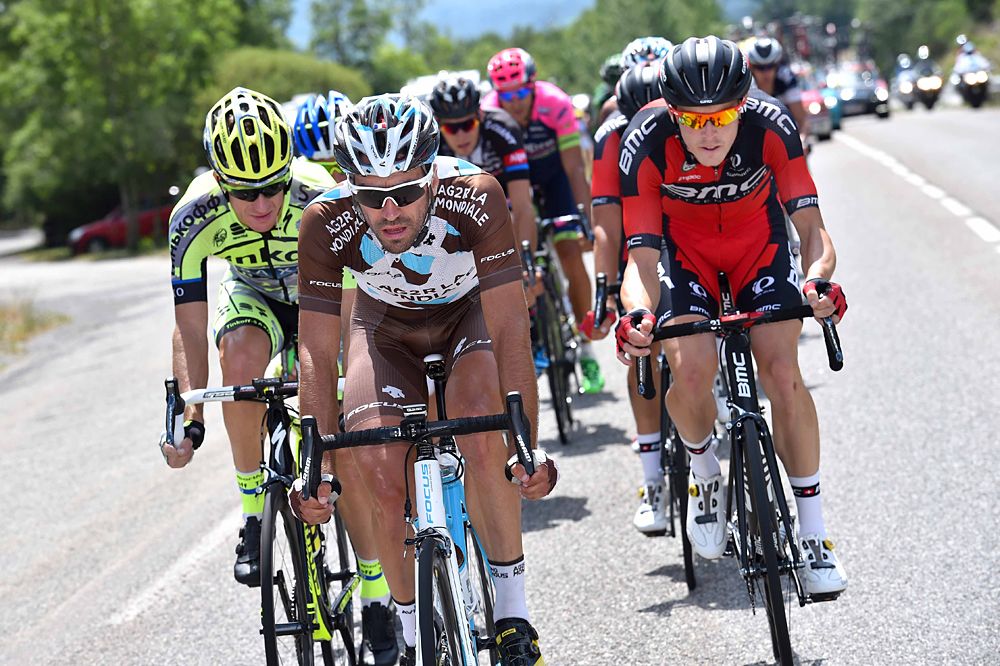 Ag2R La Mondiale leads the early breakaway