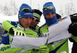 Franco Pellizotti and Ivan Basso peruse their maps