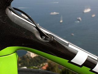 The new internal derailleur cable routing system can be used with either mechanical or electronic drivetrains. Special plugs and guides are inserted when using Shimano's Dura-Ace Di2 electronic group.