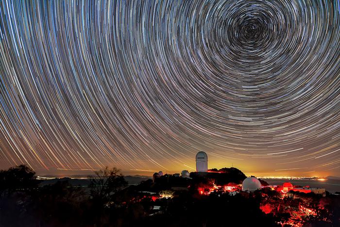 Instrumen spektroskopi energi gelap memetakan langit malam dari teleskop 4 meter Nicholas U. Mayall di Arizona.