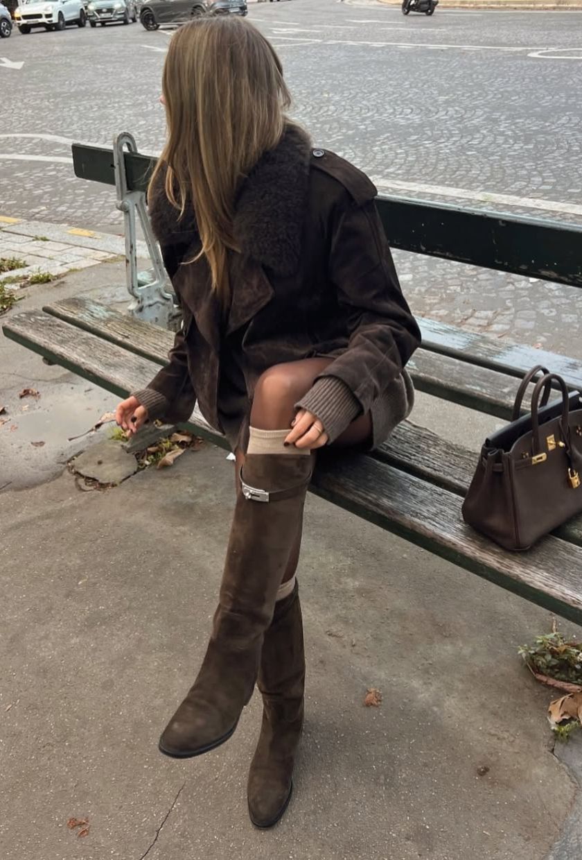 @lovisabarkman wears brown knee-high suede boots