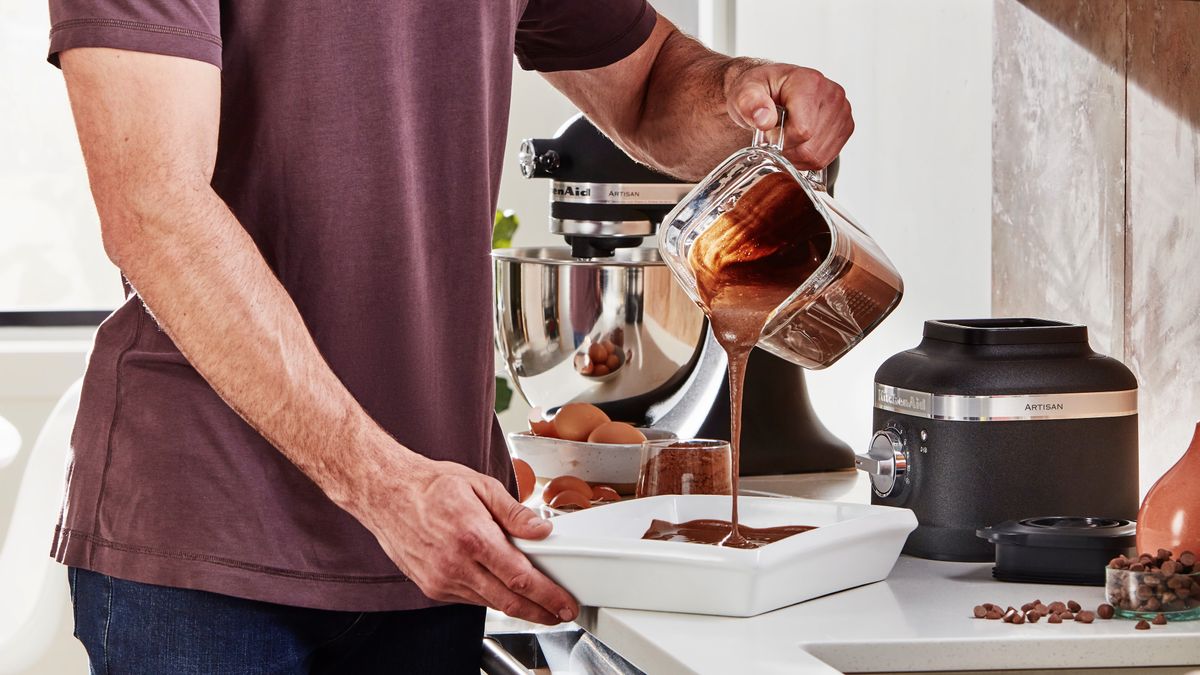 This Ingenious Self-Stirring Gadget Will Stir Your Sauces and Soups While  You Work On Other