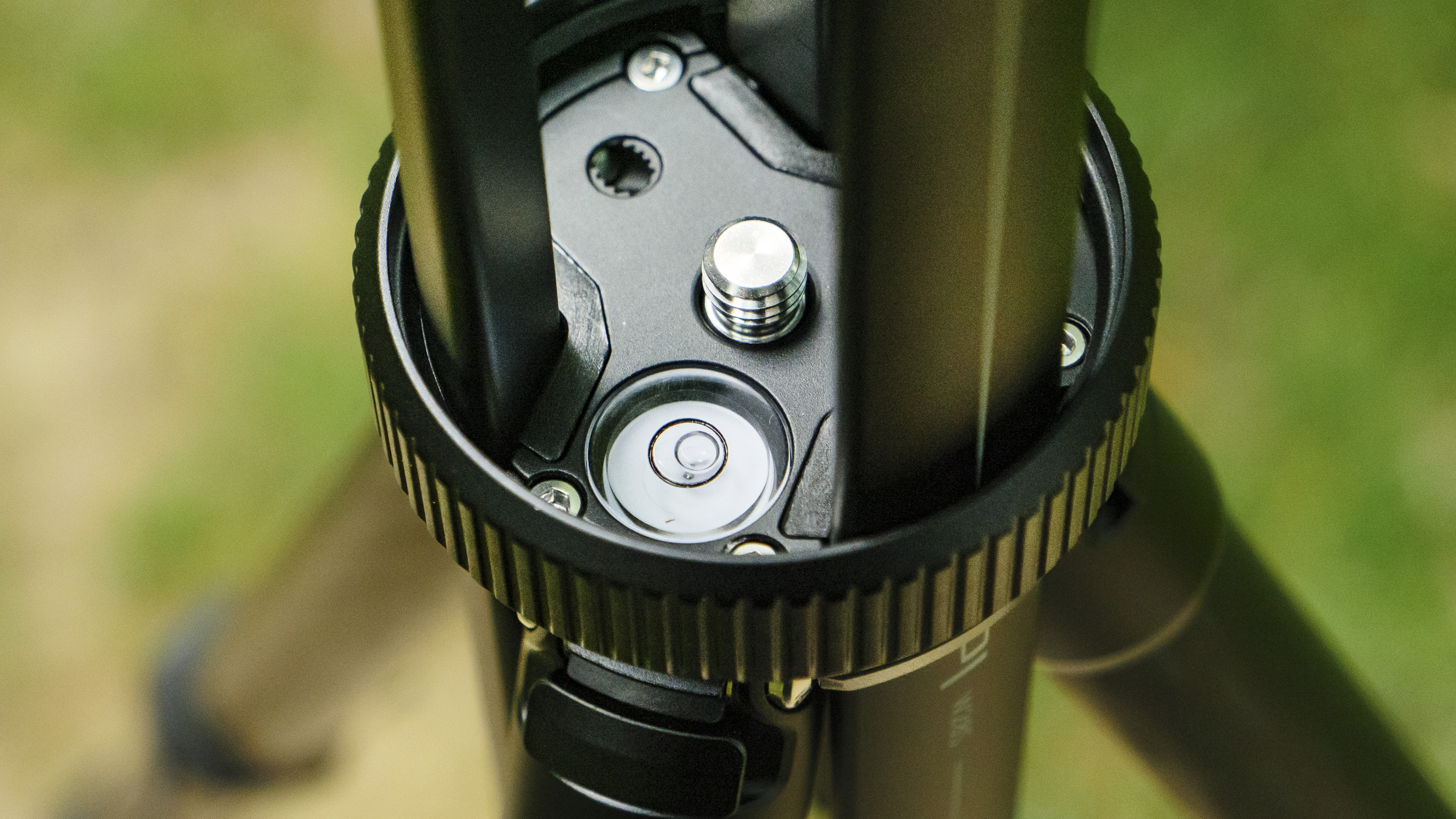 Heipi 3-in-1 Travel Tripod W28S bubble level closeup