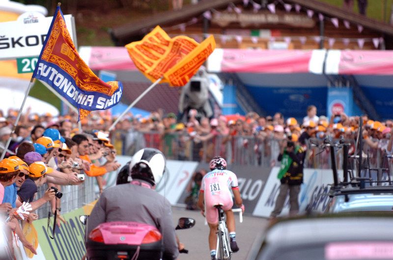 Alberto Contador sets off for the stage 16 time trial in 2011