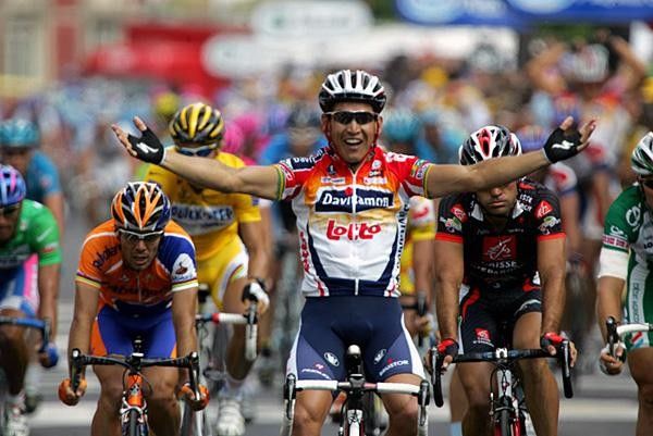 Robbie McEwen (Davitamon-Lotto) celebrates his second win in two days.