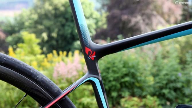 The offset seat cluster also supposedly allows for even more seat tube flex under load while the more horizontally oriented seat stays are claimed to behave more like leaf springs