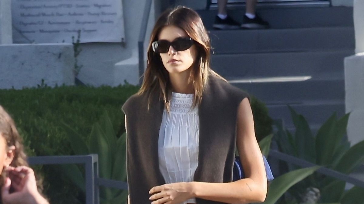 Not Black, Not White—This Elegant Shoe Colour Always Looks Chicest With Navy Trousers