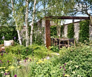 courtyard garden with separate dining area