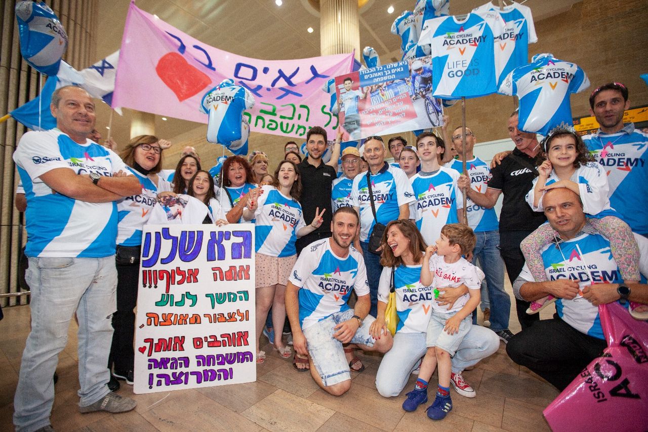 Fans greet Guy Sagiv in Tel Aviv after his return from the Giro d'Italia