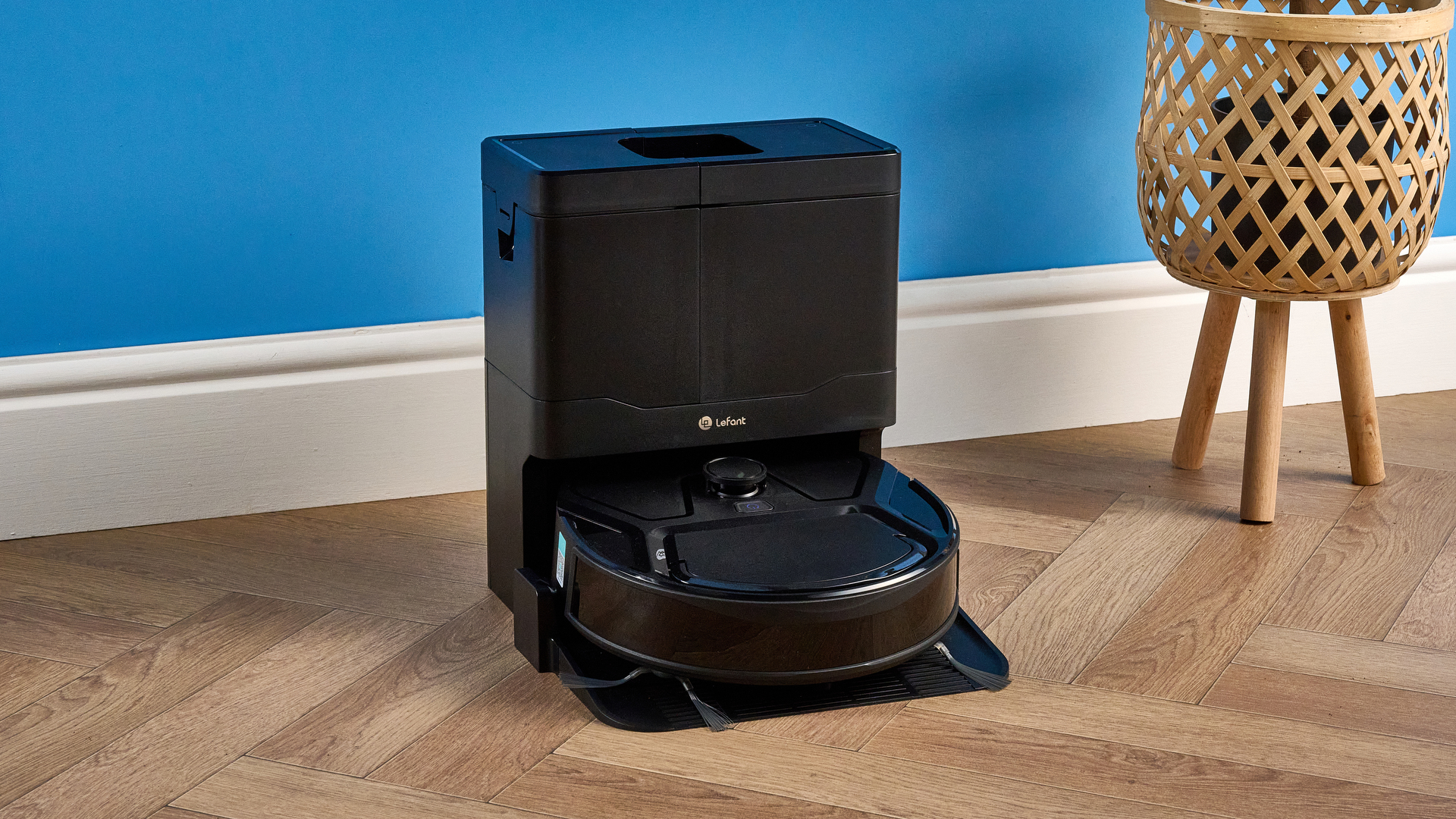 Lefant M210 Pro OMNI photographed in front of a blue background