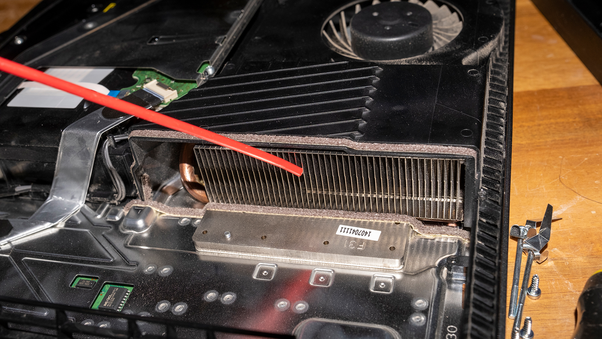 Фотография PS4, на которой видно, как сжатый воздух дует в радиатор.
