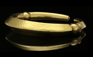 Image of gold 'Elizabeth Taylor' collar