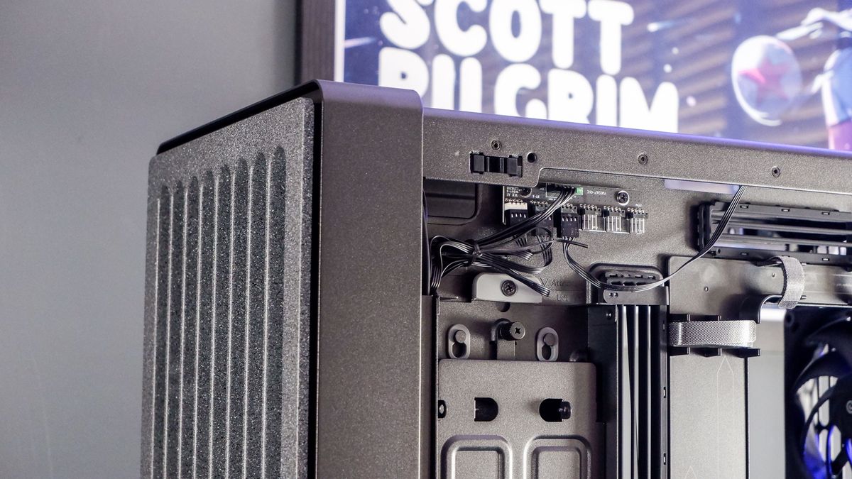 The Havn BF 360 PC case in both black and white with panels removed.