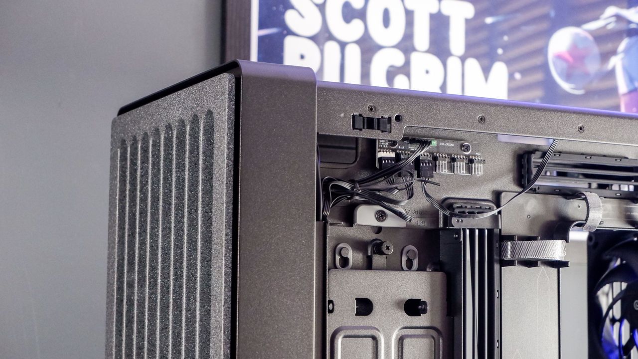 The Havn BF 360 PC case in both black and white with panels removed.