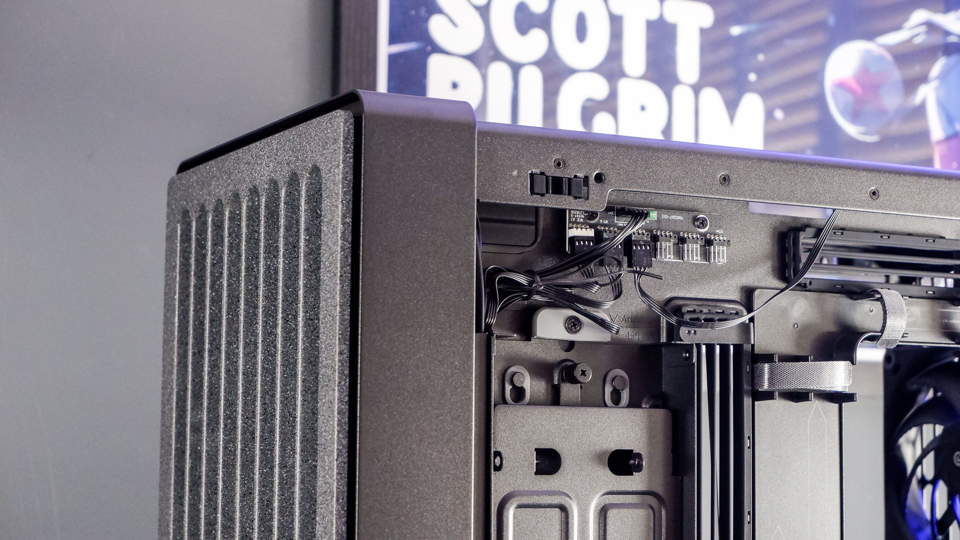 The Havn BF 360 PC case in both black and white with panels removed. 