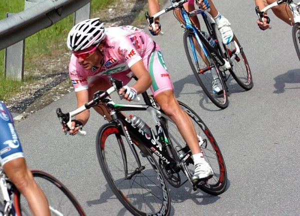 Danilo Di Luca (LPR Brakes - Farnese Vini) negotiates the high-speed descent of the Hochkrimml.