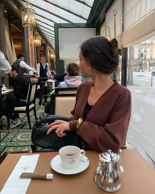 French Outfit Updates: @leasy_inparis wears a brown cardigan with gold stacked bangles