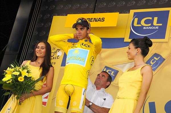 Alberto Contador gets zipped up by Bernard Hinault after stage 19.