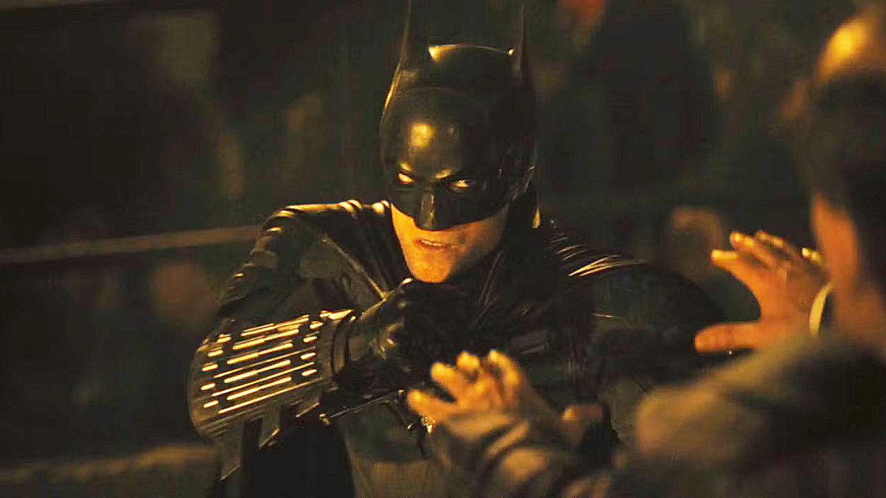 Robert Pattinson&#039;s The Dark Knight preparing to punch someone in 2022&#039;s The Batman movie