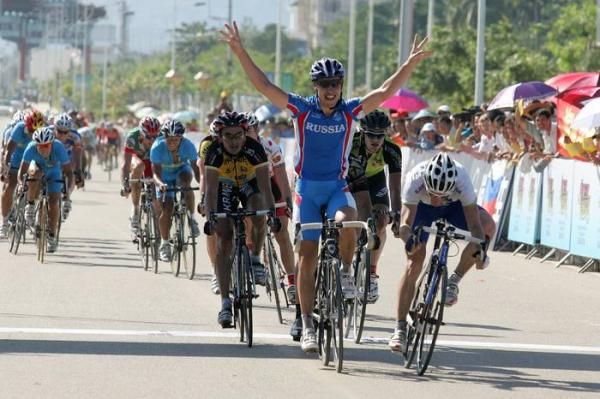 Boris Shpilevsky (Russia) wins stage two by a whisker.