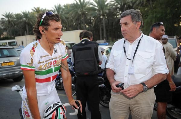 Pozzato has a chat with Eddy Merckx.