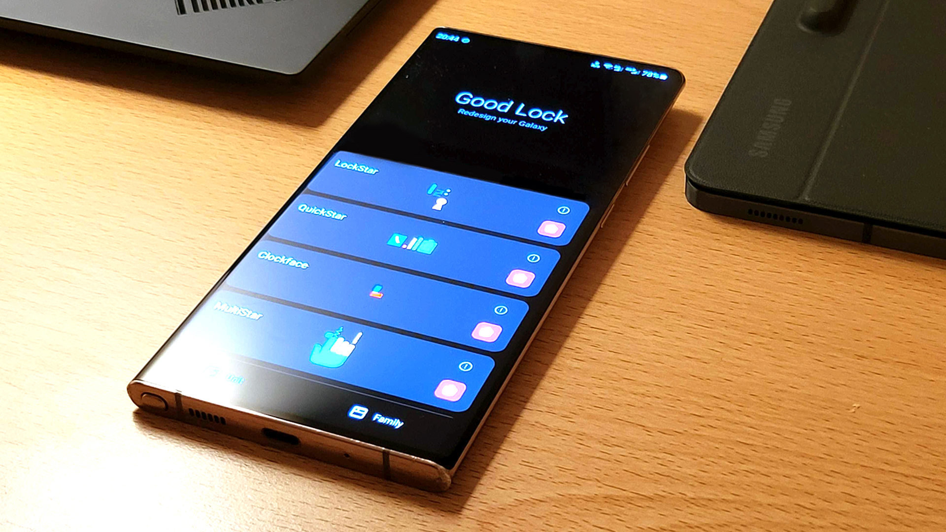 Una foto de un Samsung Note 20 Ultra en una mesa, ejecutando la aplicación Good Lock de Samsung
