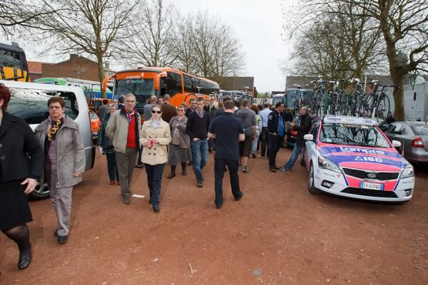 The start zone is the perfect place for fans and indeed photoraphers and journalists to catch up with the teams and riders
