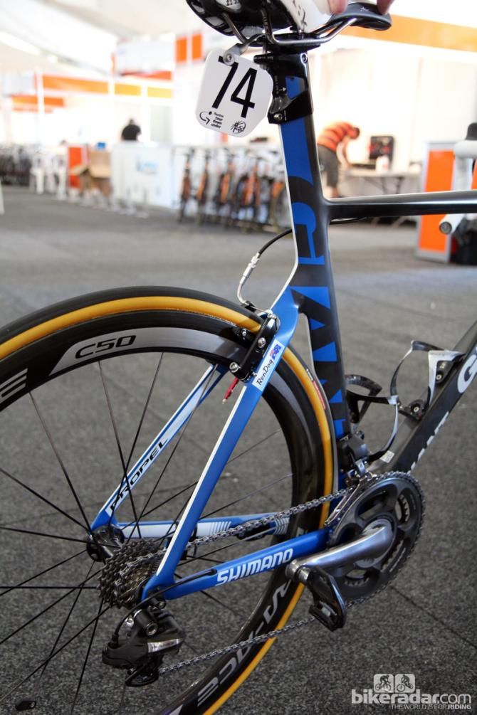 While everyone seems to be jumping on the truncated airfoil bandwagon for their latest aero road bikes, Giant uses a more traditional shape for Mark Renshaw's (Blanco) new Propel Advanced SL.