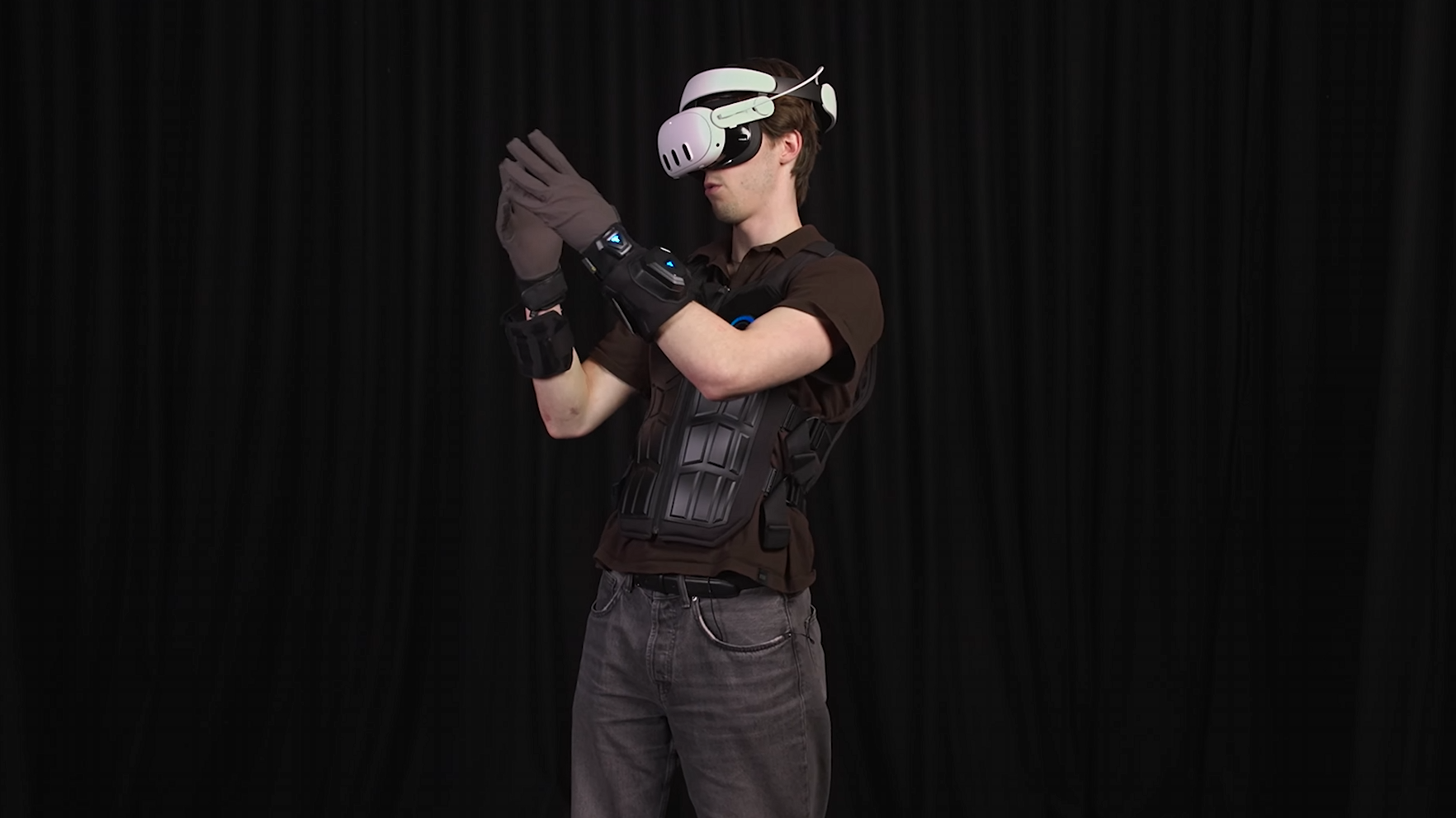 Axel weraing a bHaptics setup