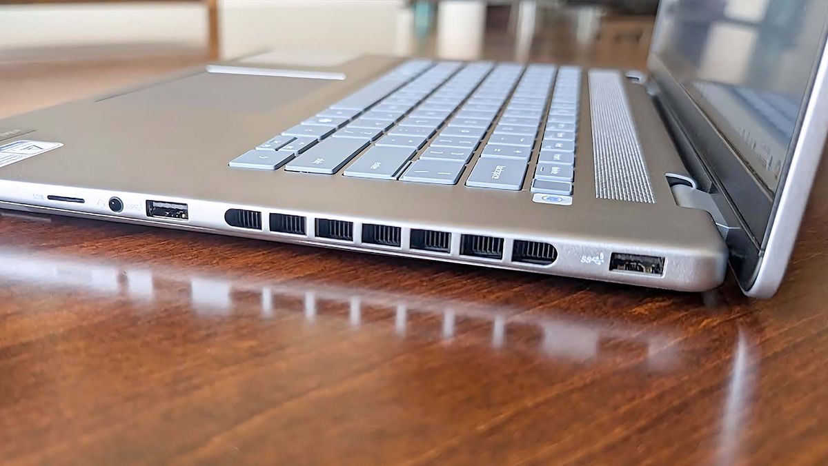 Dell Inspiron 16 Plus 7640 left ports.