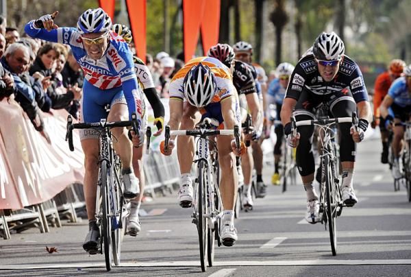 &Oacute;scar Freire (Rabobank) sprints to a win in the Vuelta a Andalucia.