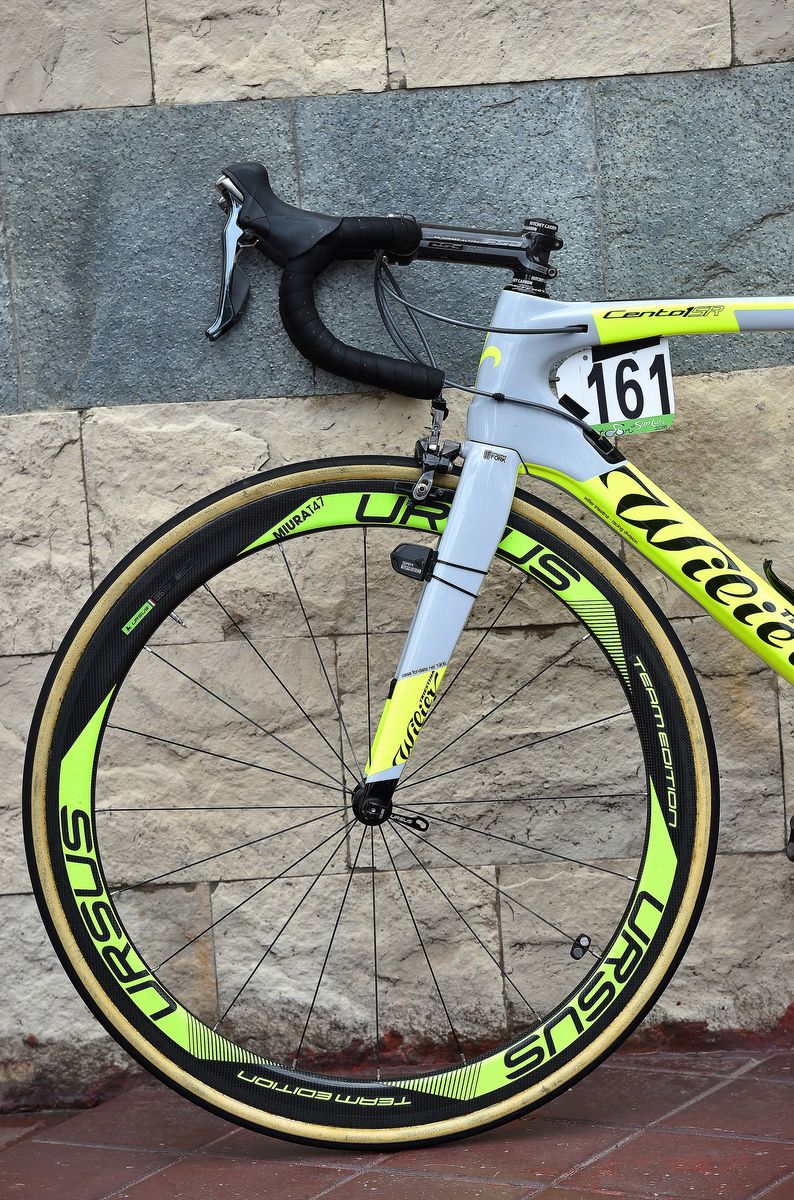 The grey and fluo makes for a stark contrast up front