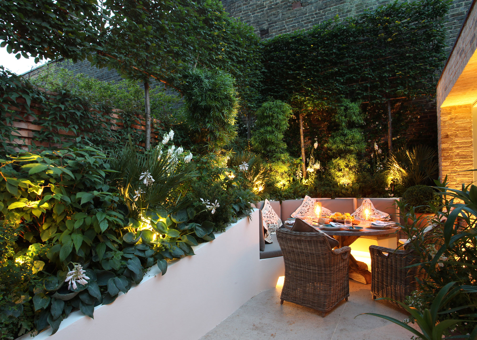cosy outdoor dining area with outdoor lighting ideas