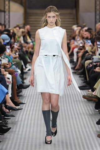 Sunday Rose Kidman-Urban läuft über den Laufsteg der Frühjahr/Sommer-Show 2025 der Paris Fashion Week von Miu Miu.