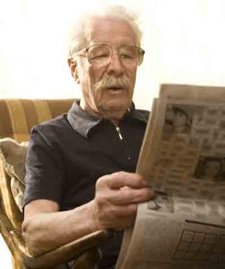 old-man-newspaper-100830-02