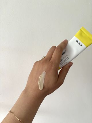 Una muestra a mano para mostrar la textura de la crema Ceramidin del Dr. Jart+