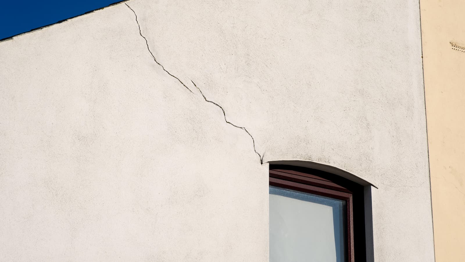 A crack in a home&#039;s exterior wall