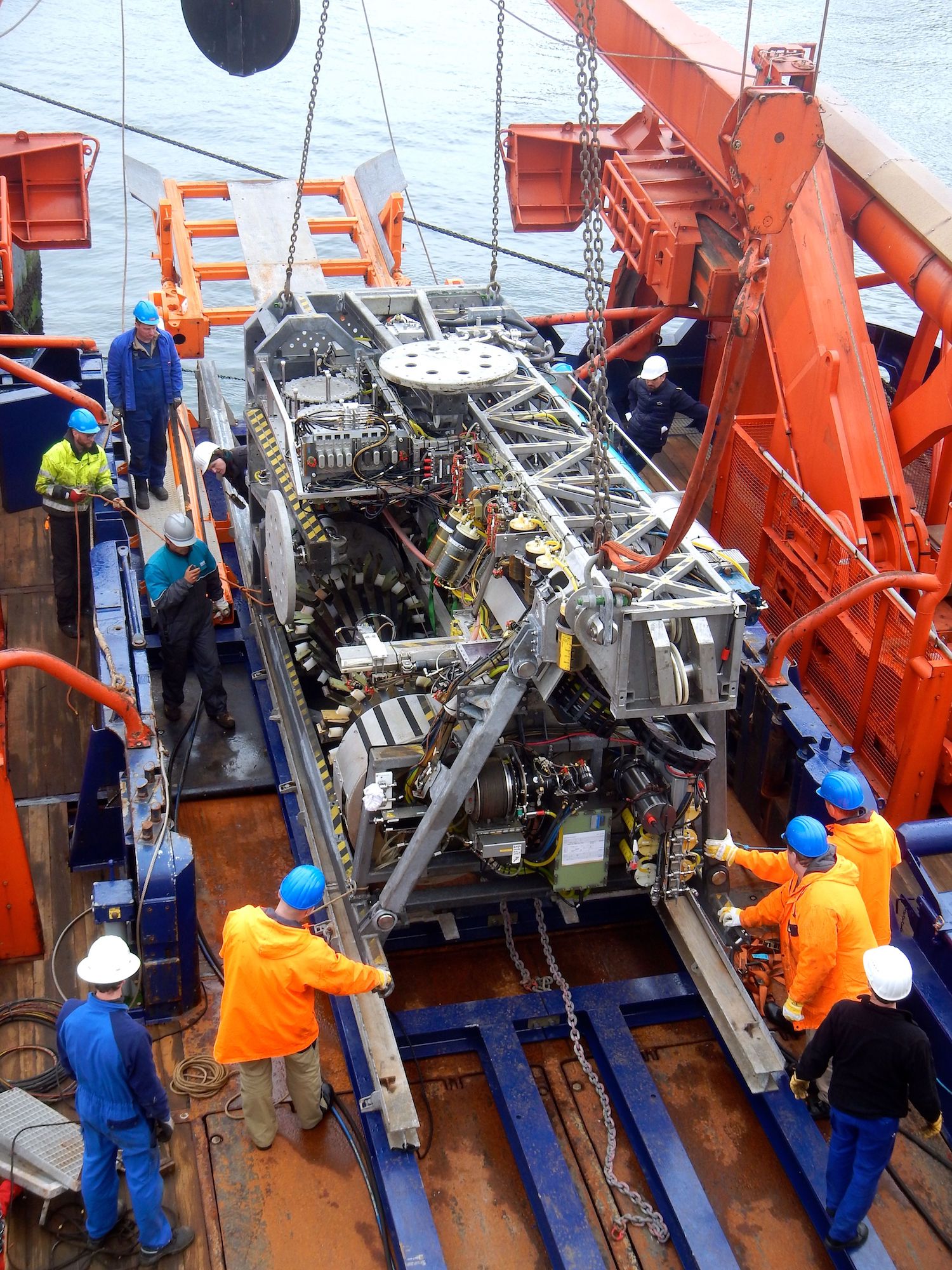 An operator on the "Polarstern" ship drives the MeBo seabed drilling system using remote technology.