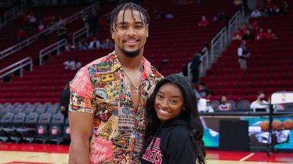 Simone Biles is engaged - Simone Biles and Jonathan Owens attend a game between the Houston Rockets and the Los Angeles Lakers at Toyota Center on December 28, 2021 in Houston, Texas.