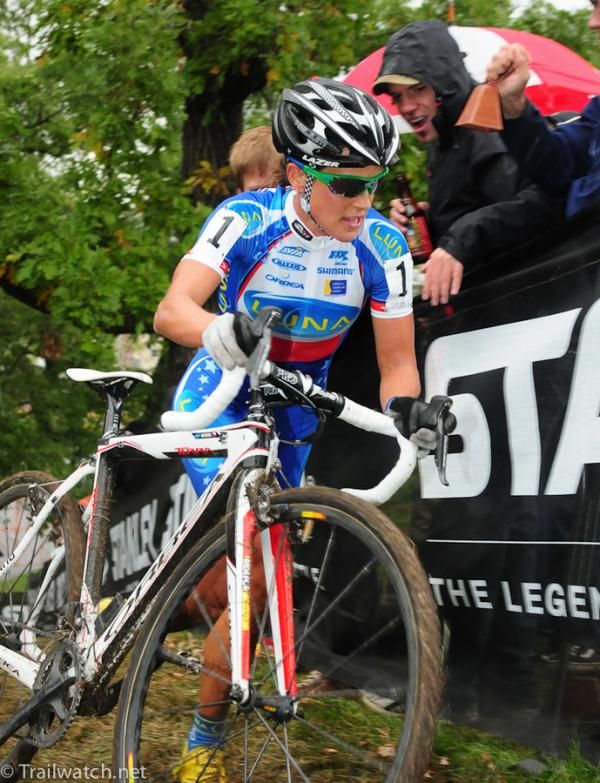 Katerina Nash (Luna Pro Team) is cheered on by the big crowds