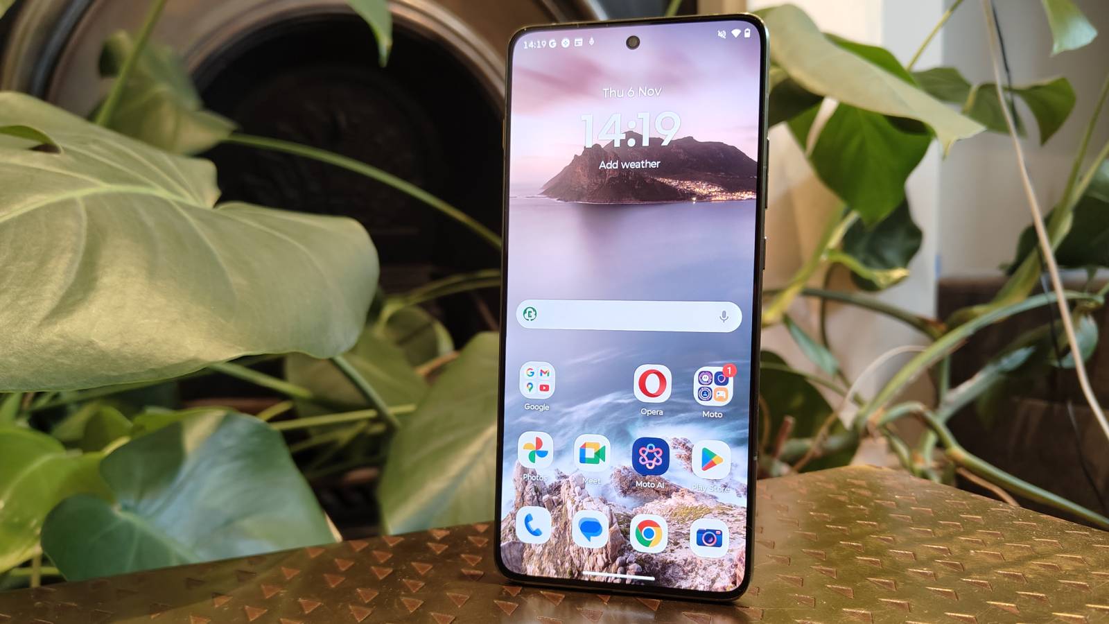The Motorola Edge 70&#039;s home screen.
