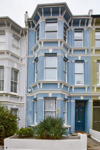 After months of extensive building work, Suzi Jench and Lewis Robinson’s Victorian terrace house has been decorated in calming coastal shades and dressed in vintage finds