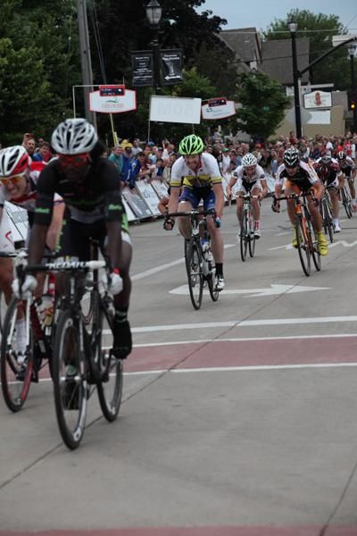 The men's peloton gets strung out