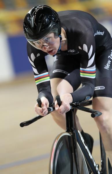 Alison Shanks (NZL) rides into the gold medal final of the women&sup1;s individual pursuit.