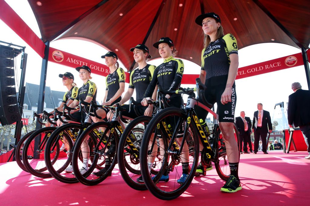 The Mitchelton-Scott Women&#039;s team for the 2019 Amstel Gold Race, including Annemiek van Vleuten (far right) and Amanda Spratt (second right)