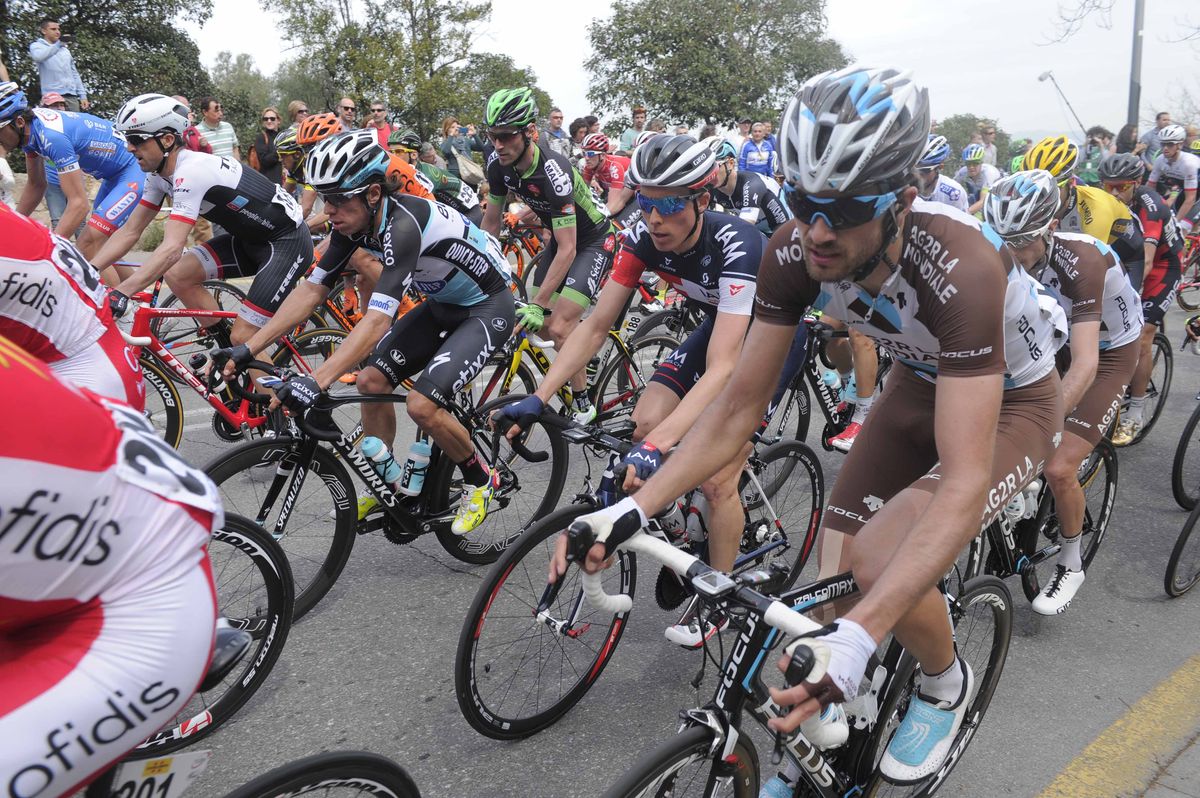 Rigoberto Uran (Etixx-Quick Step) in the middle of the bunch