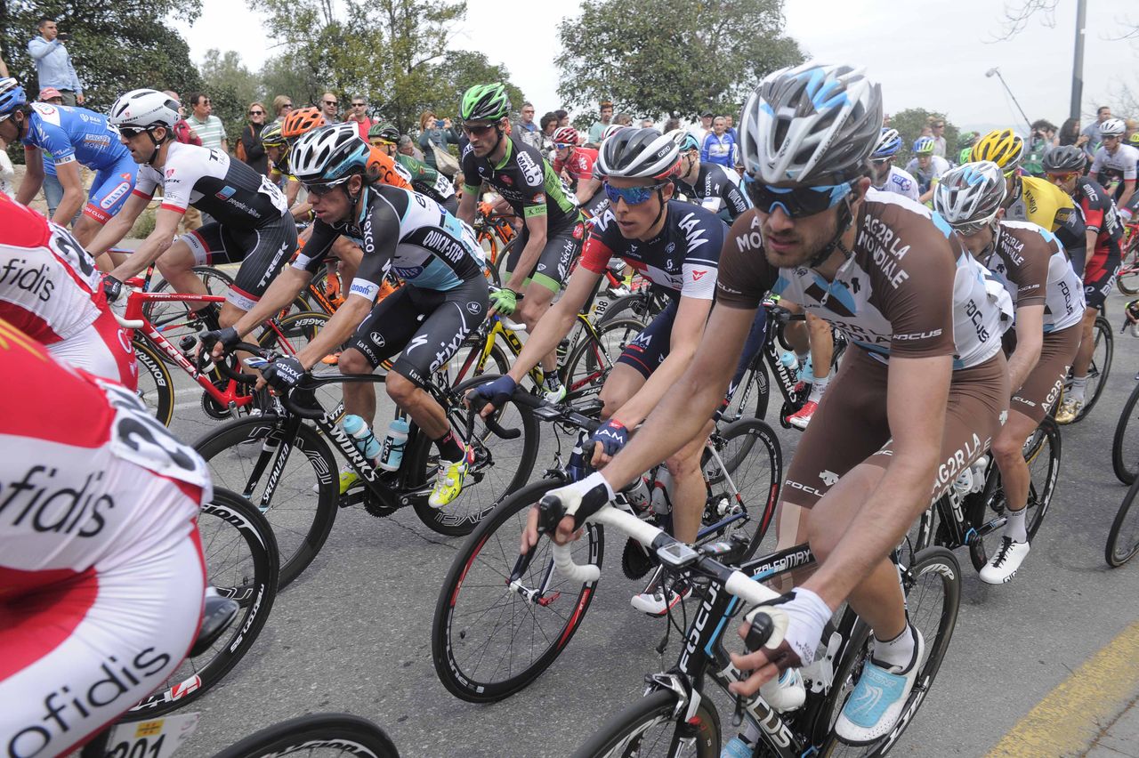 Rigoberto Uran (Etixx-Quick Step) in the middle of the bunch