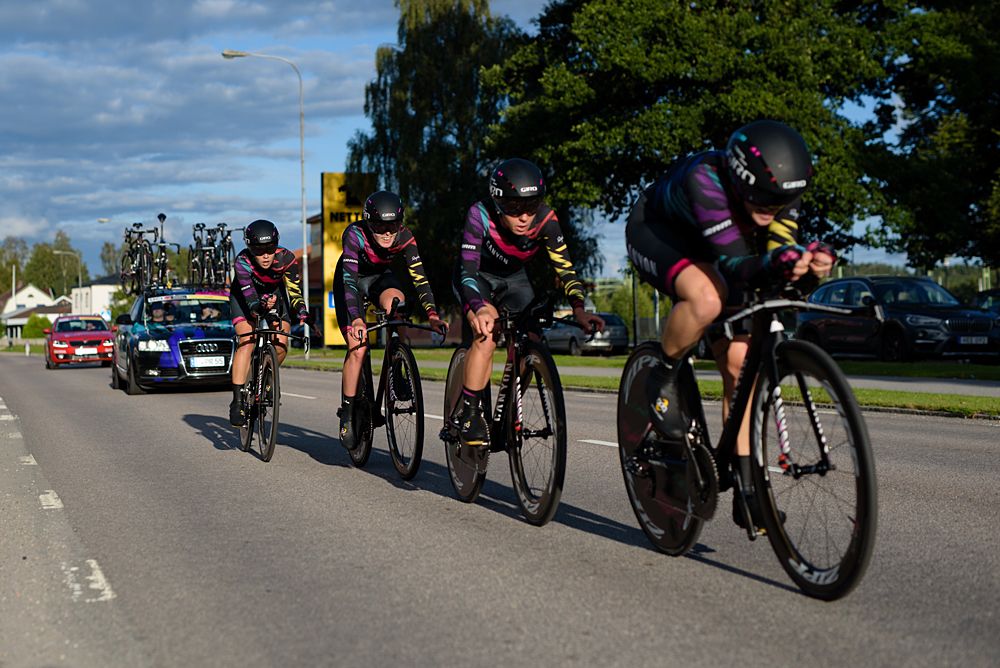 CANYON//SRAM Racing speeding to fourth place at the 42,5 km team time trial of the UCI Women's World Tour's 2016 Crescent V&aring;rg&aring;rda Team Time Trial