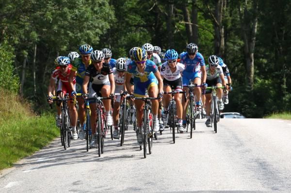Emma Johansson (Hitec Products) leads, watched by representative from the major teams.