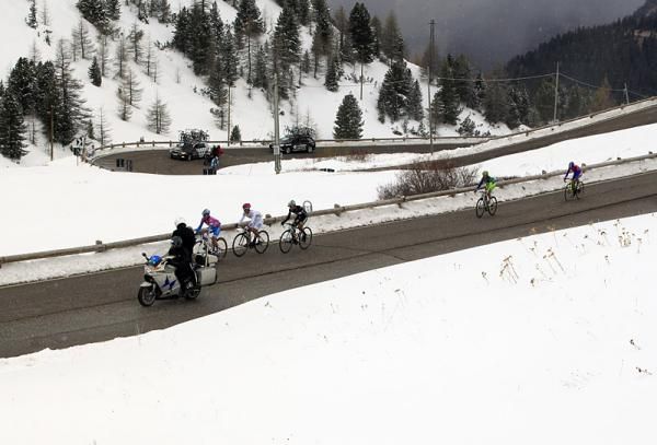 Domenico Pozzovivo draws Carlos Betancur and Darwin Atapuma away from Sylvester Szmyd and Damiano Cunego near the finish.
